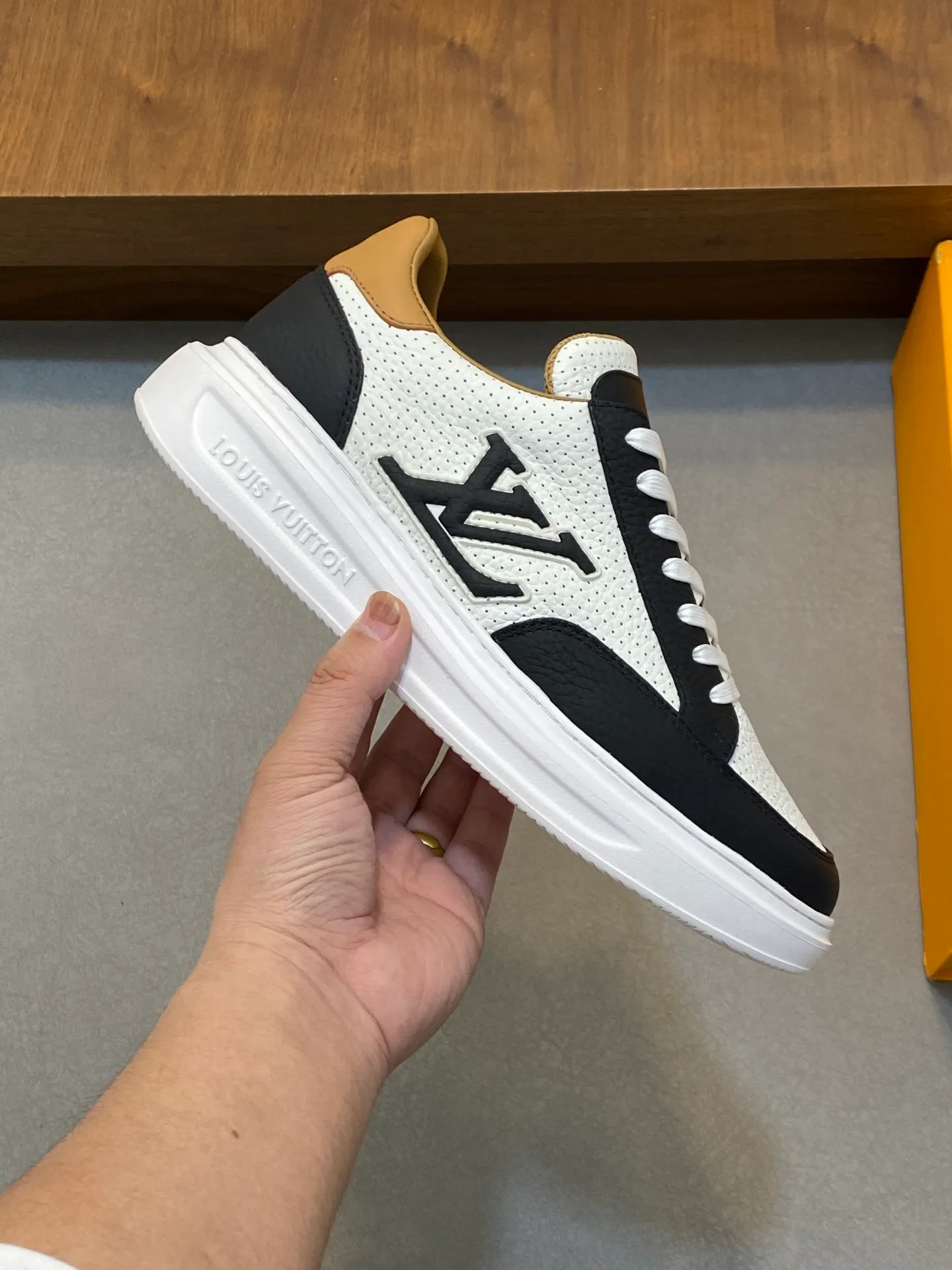 Factory Price: 400💰LV🔍Top Purchasing Agency🇮🇹 Lu Street Boy’s popular sports shoes counter synchronized, uppers imported from Italy cowhide fabric, high-quality complex splicing crafts, imported water-dyed cowhide lining cowhide feet Sole: Original sole provided by the original factory, T men's men's shoes 💰U exclusive movable molded sole, super comfortable, original factory follow-up goods, 🔍🔍high quality, can be entered and exited the counter at will, welcome to compare, code number 39-44 (order 38 45)